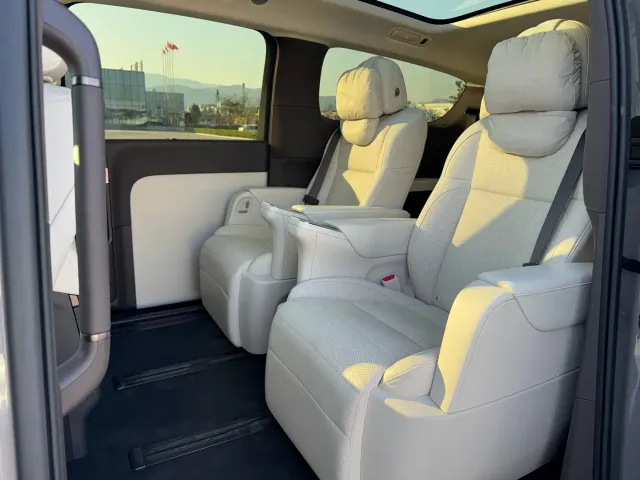 Li Auto MEGA — Фото автомобиля 16