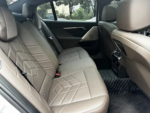 BMW 5 Series — Фото автомобиля 15
