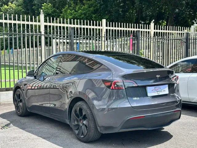 Tesla Model Y — Фото автомобиля 13