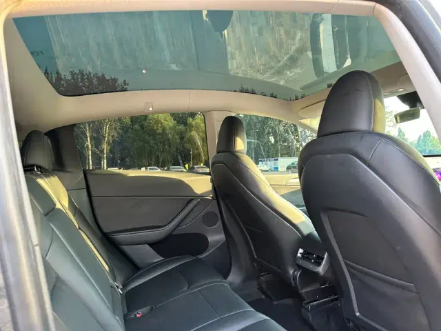 Tesla Model Y — Фото автомобиля 17