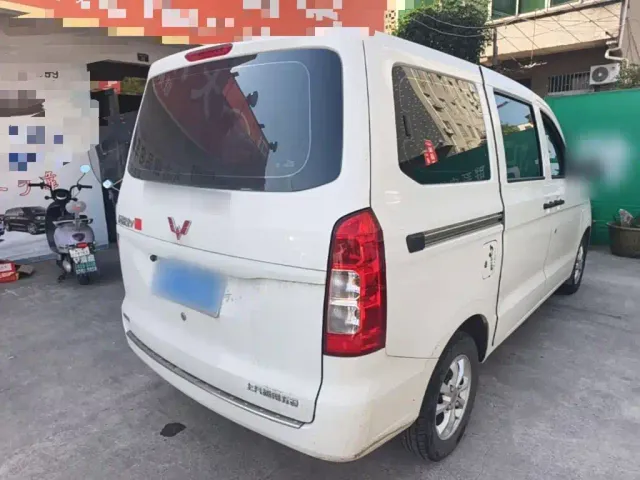 Wuling Hongguang V — Фото автомобиля 6