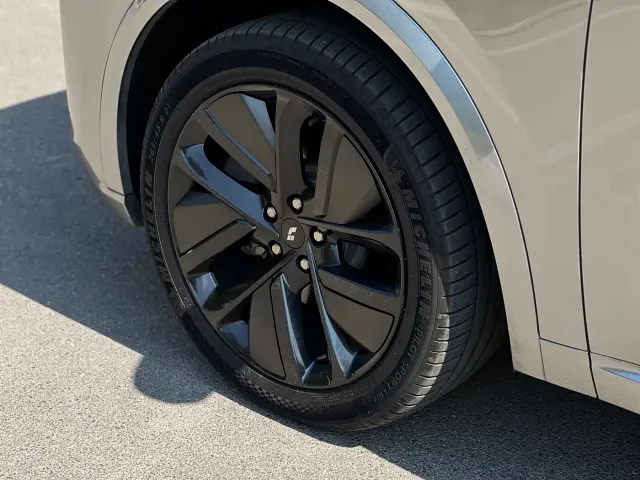 Li Auto L8 — Фото автомобиля 20