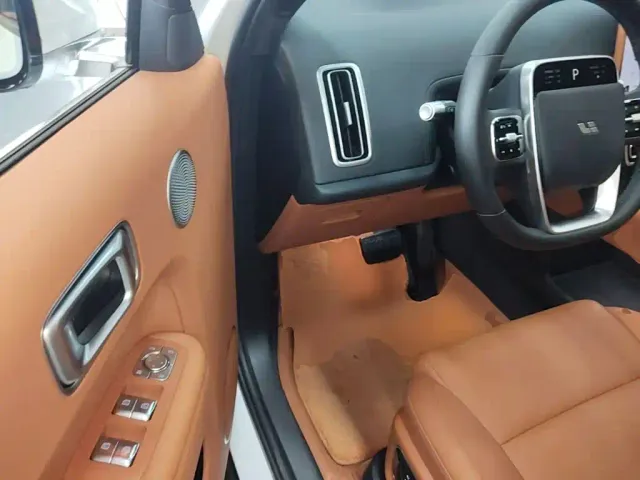 Li Auto L8 — Фото автомобиля 11