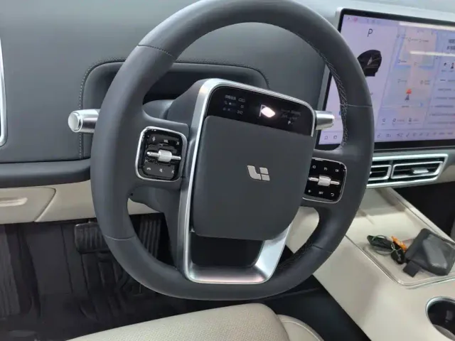 Li Auto L8 — Фото автомобиля 12