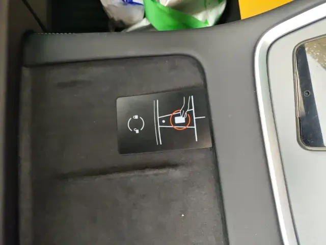 Tesla Model 3 — Фото автомобиля 8