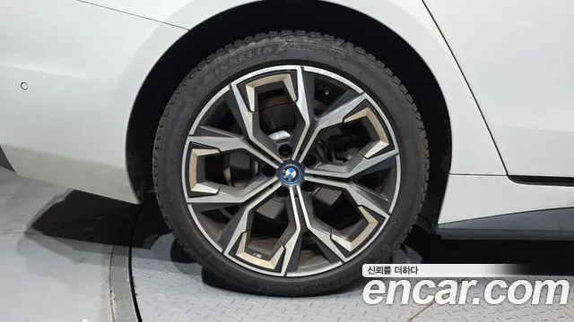 BMW i4 — Фото автомобиля 5