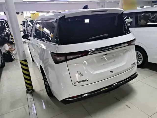Wuling Jiachen — Фото автомобиля 4
