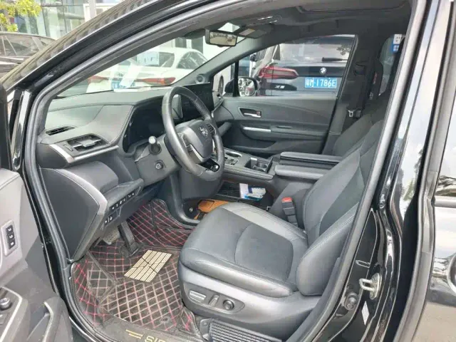 Toyota Sienna — Фото автомобиля 6