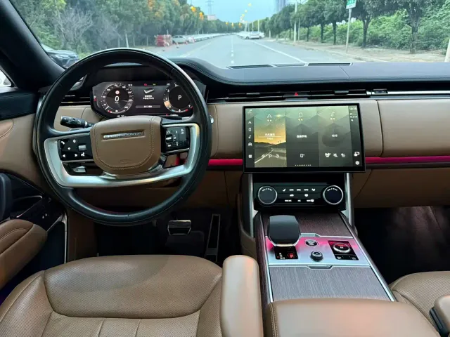 Land Rover Range Rover 2023 3.0 L6 400PS Golden Age 7-Seater Long Wheelbase — Фото автомобиля 5