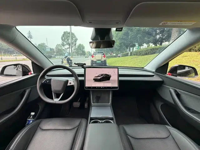 Tesla Model Y — Фото автомобиля 13
