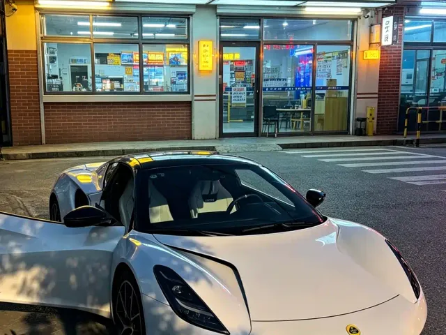 Lotus Emira — Фото автомобиля 2