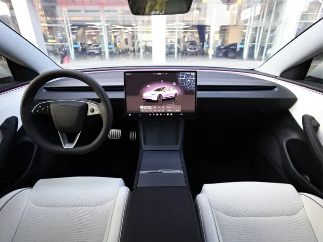 Tesla Model 3 — Фото автомобиля 22