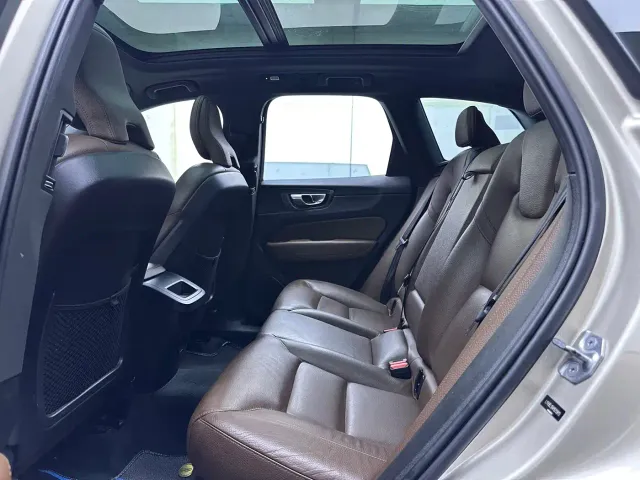 Volvo XC60 — Фото автомобиля 9