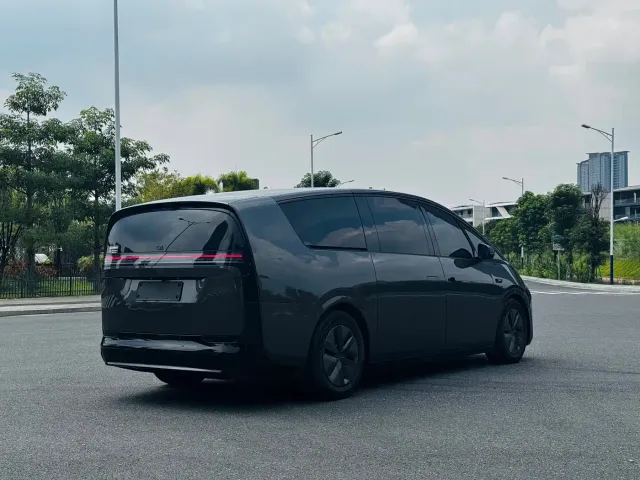Li Auto MEGA — Фото автомобиля 7