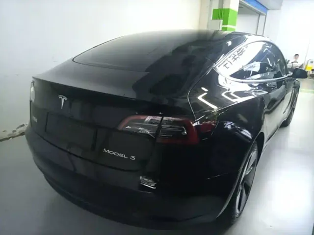 Tesla Model 3 — Фото автомобиля 6