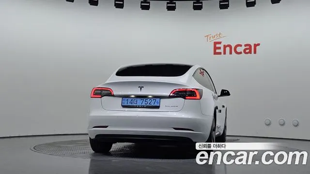 Tesla Model 3 — Фото автомобиля 4
