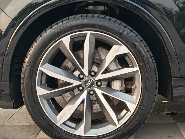 Audi Q7 — Фото автомобиля 24