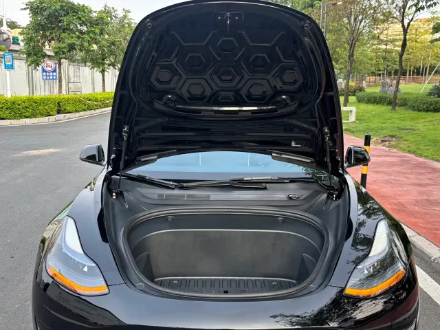 Tesla Model 3 — Фото автомобиля 11