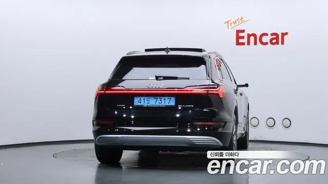 Audi e-tron — Фото автомобиля 4