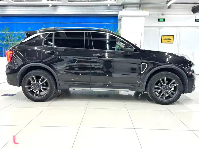 Lynk & Co 01 — Фото автомобиля 4