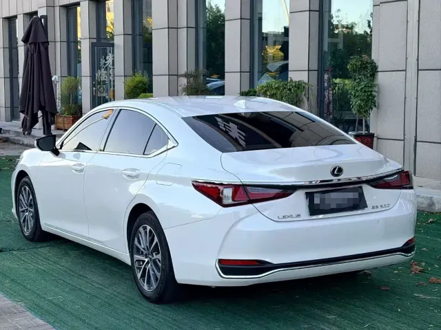 Lexus ES — Фото автомобиля 5