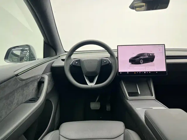 Tesla Model Y L — Фото автомобиля 26
