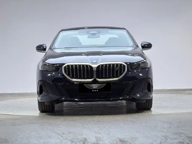 BMW i5 — Фото автомобиля 2
