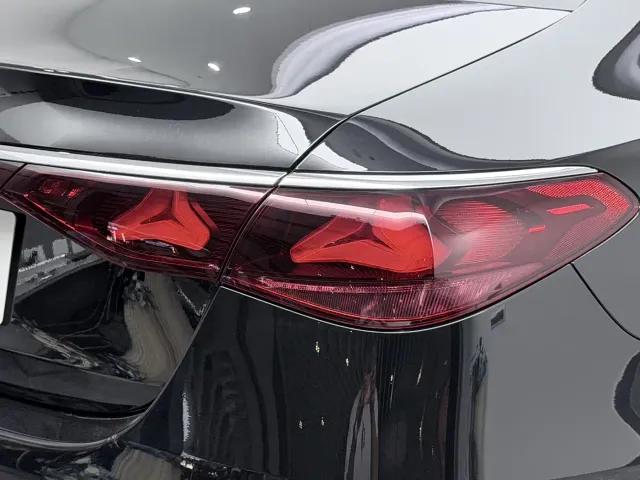 Mercedes-Benz E-Class — Фото автомобиля 22