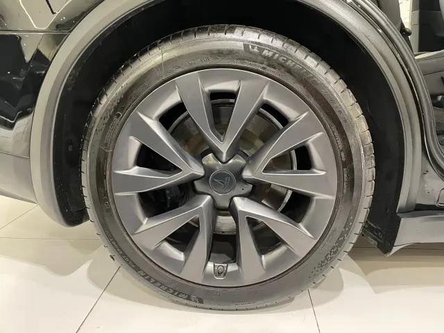 Tesla Model X — Фото автомобиля 26