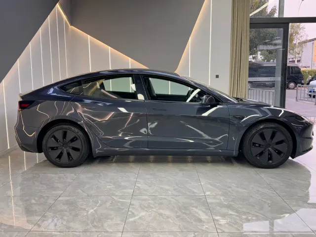 Tesla Model 3 — Фото автомобиля 6