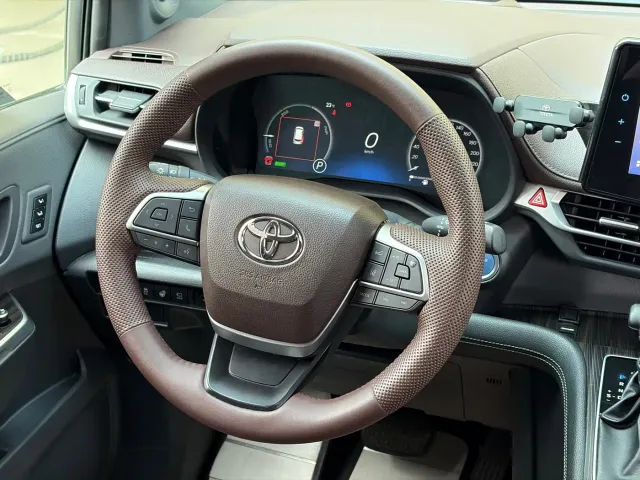 Toyota Sienna — Фото автомобиля 10