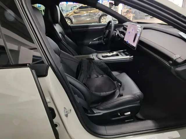Xiaomi SU7 — Фото автомобиля 24