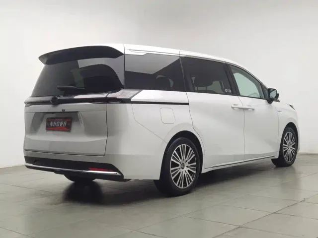 GAC Trumpchi E8 — Фото автомобиля 2