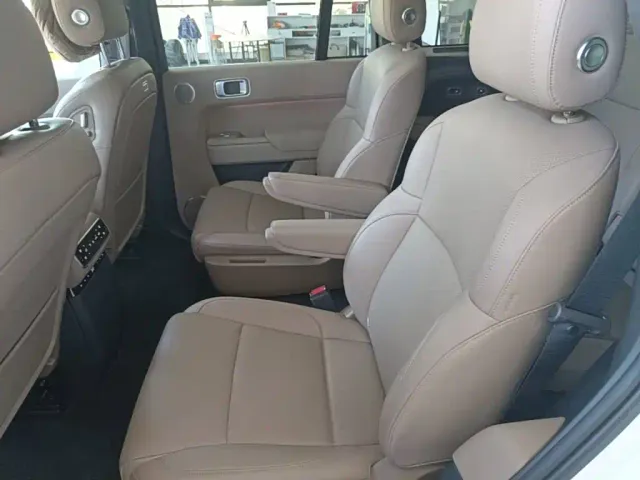Li Auto L8 — Фото автомобиля 16