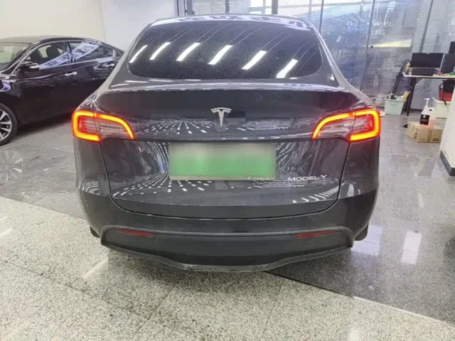 Tesla Model Y — Фото автомобиля 5