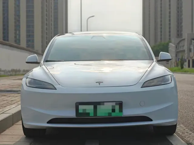 Tesla Model 3 — Фото автомобиля 4