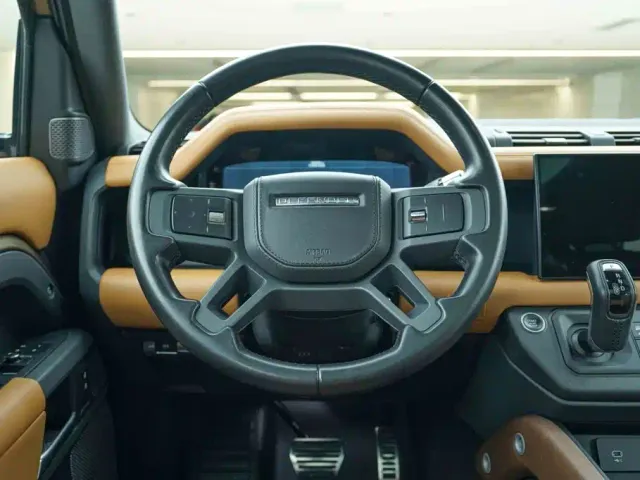 Land Rover Defender — Фото автомобиля 16