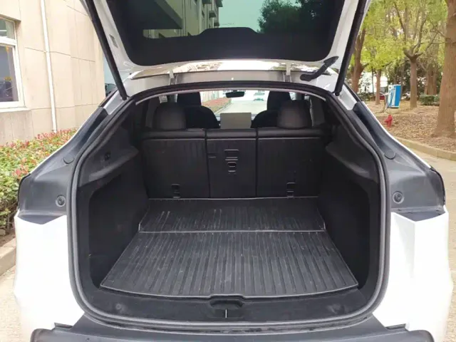 Tesla Model Y — Фото автомобиля 18