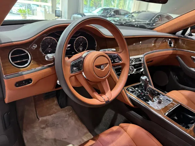 Bentley Flying Spur 2021 4.0T V8 Standard Version — Фото автомобиля 7