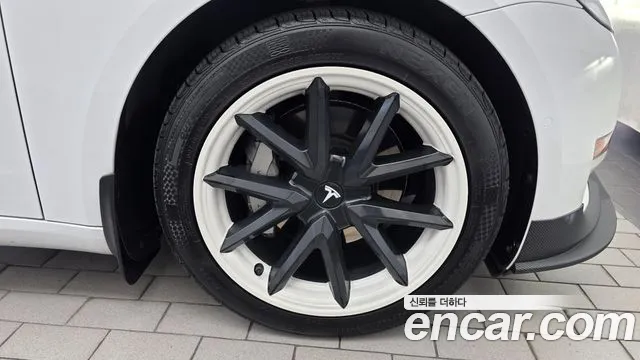 Tesla Model 3 — Фото автомобиля 21