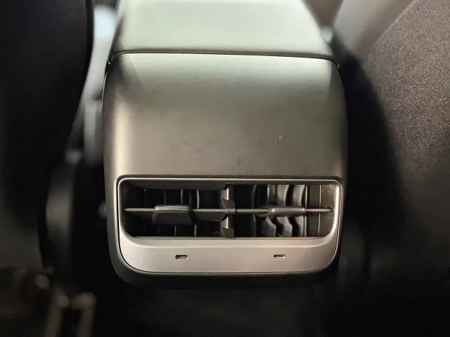 Tesla Model Y — Фото автомобиля 11