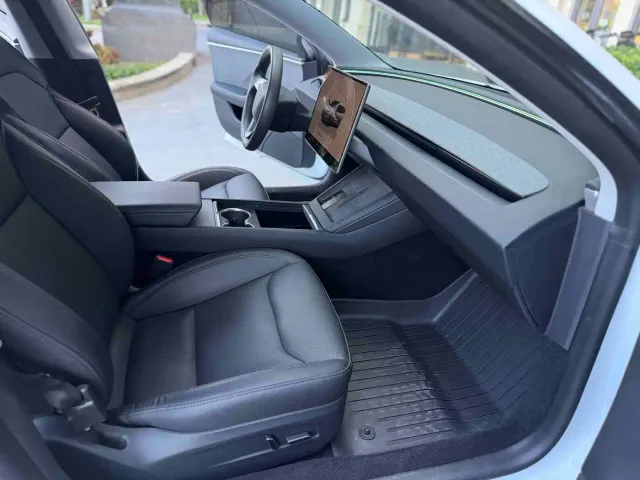 Tesla Model 3 — Фото автомобиля 5