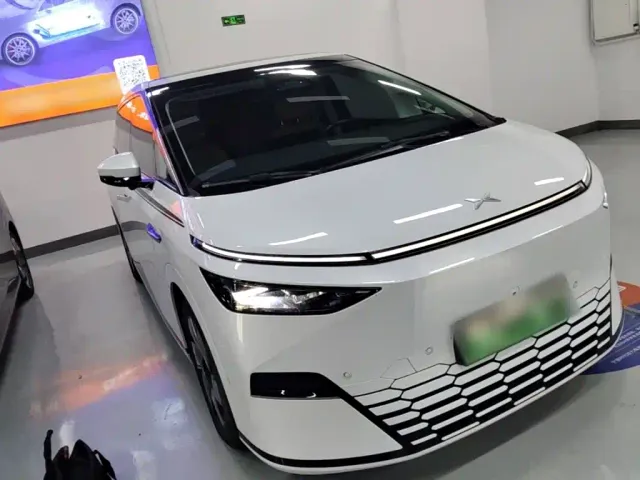 Xpeng X9 — Фото автомобиля 3
