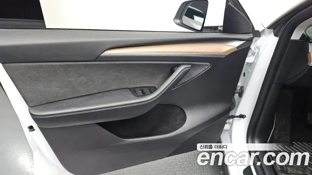 Tesla Model Y — Фото автомобиля 24