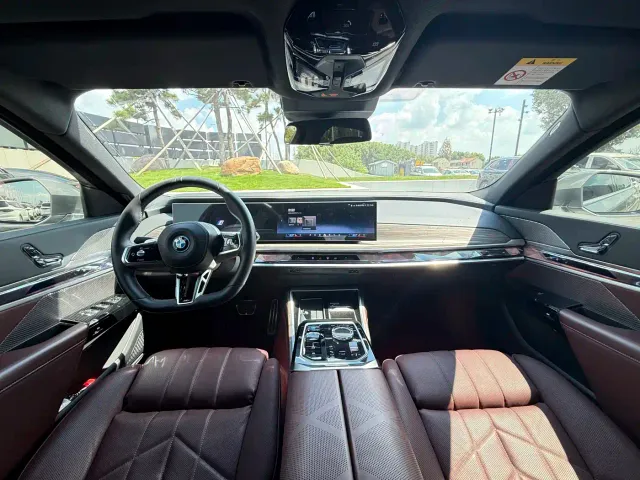BMW i7 — Фото автомобиля 20