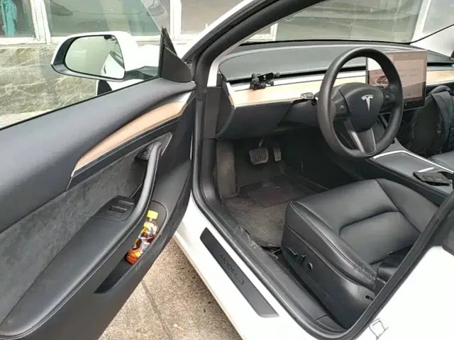 Tesla Model 3 — Фото автомобиля 15