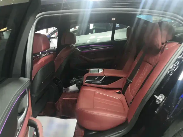BMW 5 Series — Фото автомобиля 10