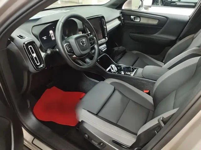 Volvo XC40 — Фото автомобиля 14