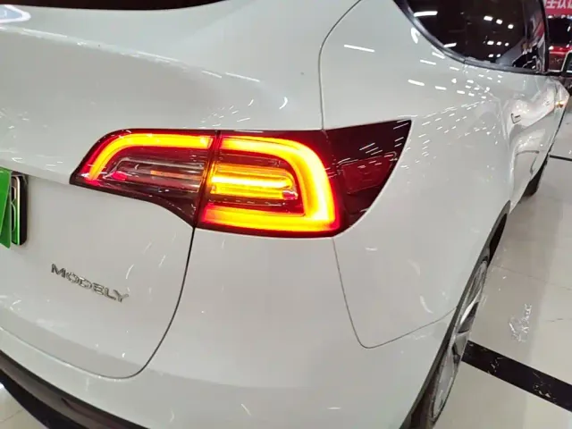 Tesla Model Y — Фото автомобиля 7