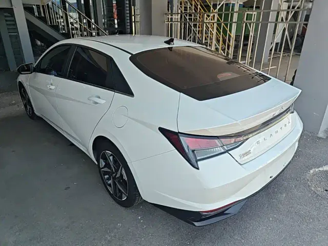 Hyundai Elantra — Фото автомобиля 22
